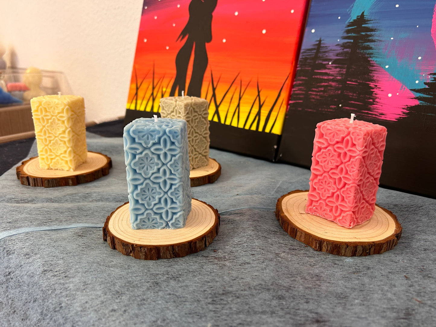 Standsäulen Kerze mit Blumen Muster